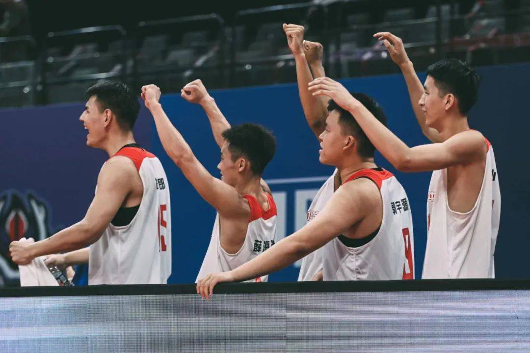 包含法兰克福围绕欧联防线松动风云突变里昂窗口期伤情更新之后，詹姆斯爆冷击败IG的词条